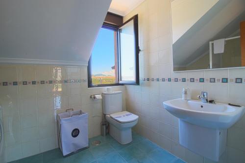 スアンセスにあるBajada al Puertoのトイレと洗面台付きのバスルーム