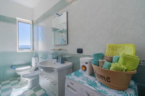 uma casa de banho com um lavatório e um WC em A Casa Mia em Floridia