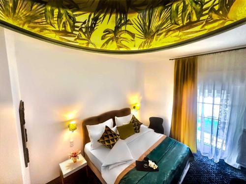 - une chambre avec un grand lit et un canapé vert dans l'établissement Hotel Westermann, à Oelde