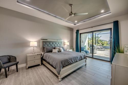 una camera da letto con un letto, una sedia e una finestra di Villa Mangifera with Salt Water Pool & Spa, EV-Loading a Cape Coral