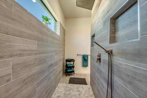 bagno con grande parete in legno di Villa Mangifera with Salt Water Pool & Spa, EV-Loading a Cape Coral