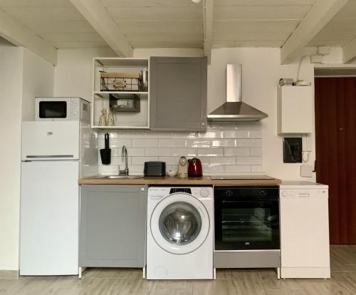 een keuken met een wasmachine en een wasmachine bij Mini loft a Milano - Città Studi, Porta Venezia in Milaan