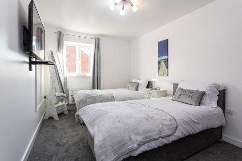 En eller flere senge i et værelse på Beautifully designed 3 Bed House - in Manchester