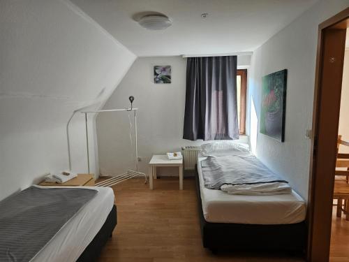 1 dormitorio con 2 camas y ventana en Haus99 Heiligenstrasse, en Fürth