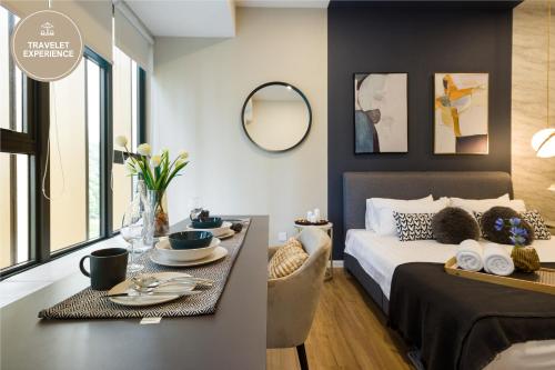 Una cama o camas en una habitación de Ceylonz Suite KLCC, Travelet