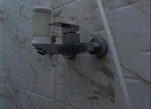 a shower sensor on the wall of a bathroom at OYO Life 92878 Kost Padma Syariah in Kandang-besar