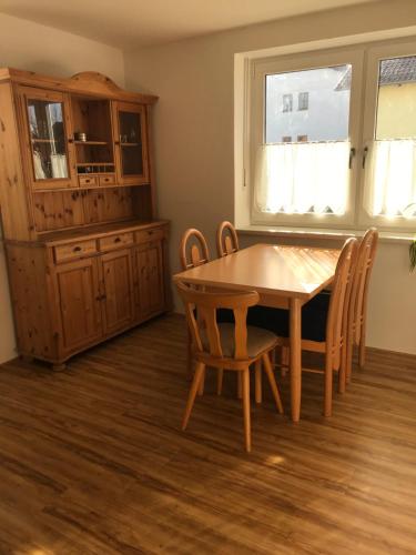 a dining room with a wooden table and chairs at Unterkunft in Wiesent für Handwerker-/Monteure Berufsreisende in Wiesent
