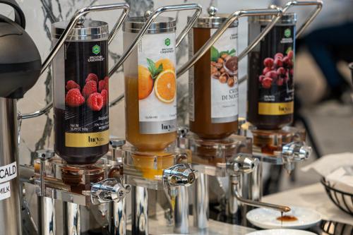 Una fila de botellas de vino con fruta en ellas. en HOTEL DUNĂREA, en Mamaia