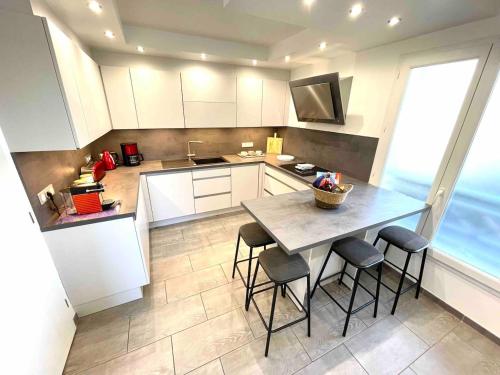 une cuisine avec une table et quelques chaises dans l'établissement Family Disney house, à Magny-le-Hongre