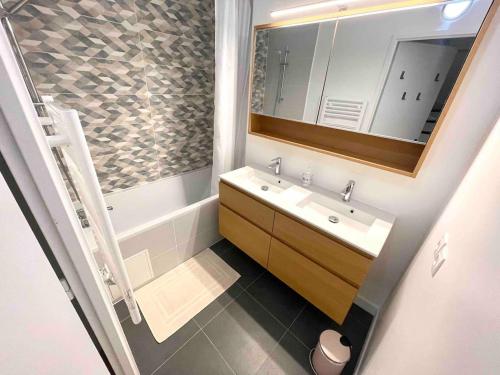 une salle de bain avec un lavabo, une douche et un miroir dans l'établissement Family Disney house, à Magny-le-Hongre