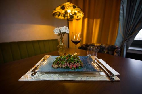 Makanan di atau berdekatan hotel