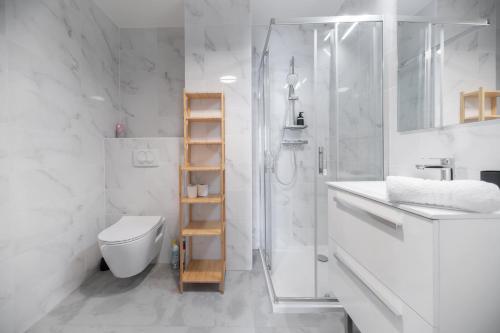 La salle de bains est pourvue d'une douche, de toilettes et d'un lavabo. dans l'établissement Le Wilson - Appartement design - Hyper centre, à Vichy
