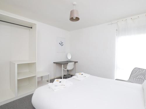 um quarto branco com uma cama e uma mesa em Pass the Keys Headington 4BR Home Parking and Garden Oxford em Oxford