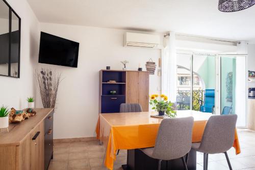 une cuisine et une salle à manger avec une table et des chaises dans l'établissement Appartement T2 entièrement rénové, à Saint-Cyr-sur-Mer