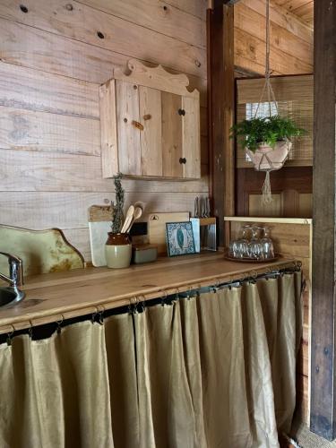 Una cocina o zona de cocina en The Quarters