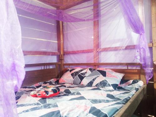 Giường trong phòng chung tại Simple Cozy Room in Buntumalangka'