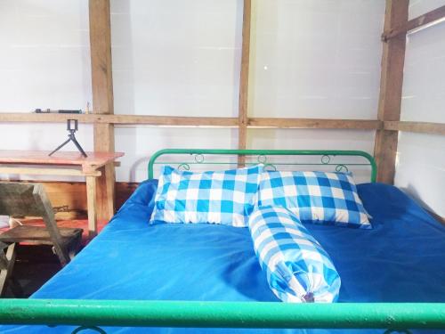 เตียงในห้องที่ Simple Cozy Room in Buntumalangka'