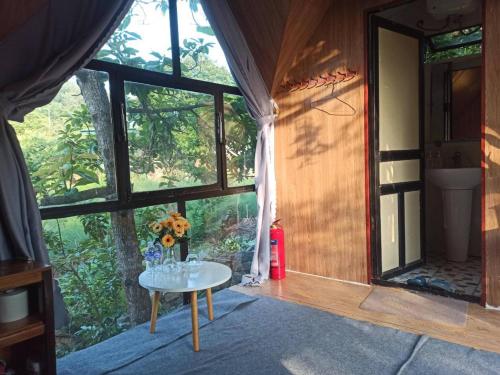 a room with a table and a window at Homestay Bản Búa in Mộc Châu