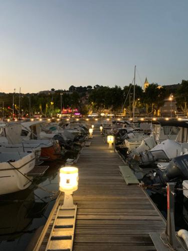 マルセイユにあるBATEAU Le BER'AMAR L'ESTAQUEの夜間のマリーナに停泊する船