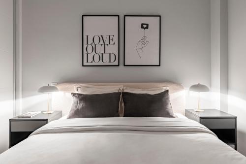 1 dormitorio blanco con 2 lámparas y 1 cama en Cozy 2 bedroom apartment with patio en Madrid