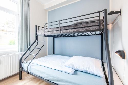 ラントゥムにあるSteger-Hüs Wohnung 04の二段ベッドが2つある寝室