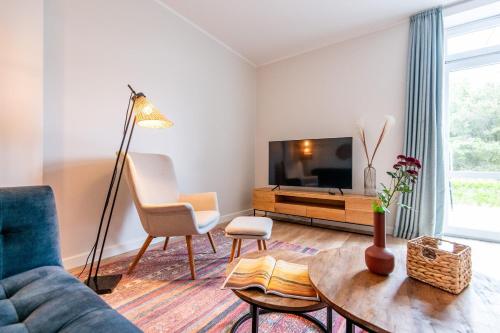 a living room with a couch and a tv at Steger-Hüs Wohnung 07 in Rantum