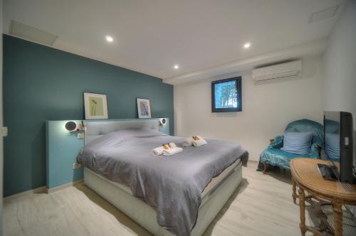 une chambre avec un lit avec deux ours en peluche dessus dans l'établissement A2B241 T3 REZ-de-JARDIN PROCHE PLAGES, à Cannes