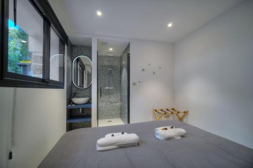 Una habitación con una mesa con toallas. en A2B241 T3 REZ-de-JARDIN PROCHE PLAGES, en Cannes
