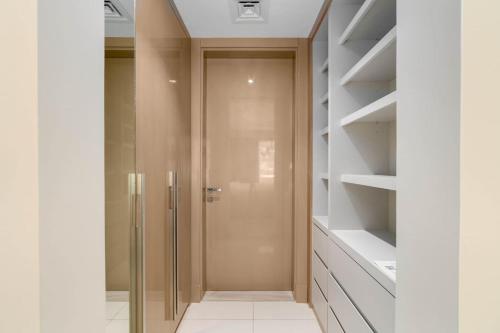 Koupelna v ubytování White Sage - Glamorous & Spacious 2BR at DAMAC Paramount Towers
