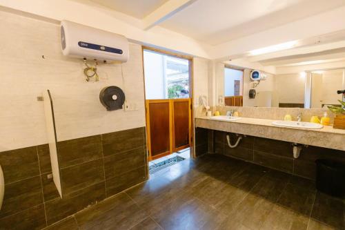 a bathroom with a large sink and a shower at VANDA VIilla Garden trung tâm in Da Lat