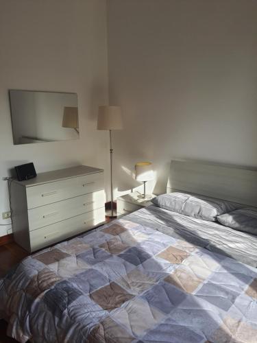 Casa Sofì في Zagarolo: غرفة نوم بسرير كبير وخزانة ومصباح