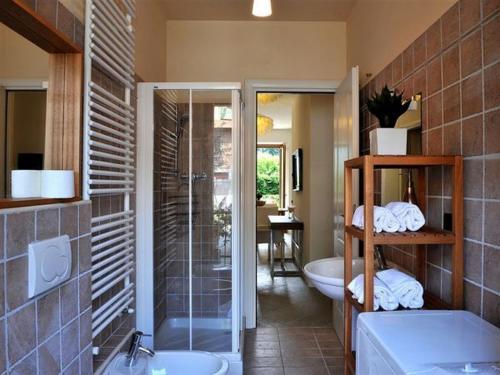 een badkamer met 2 wastafels, een bad en een douche bij Lenno Centrale in Lenno