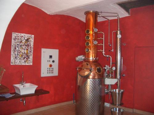 una parete rossa con scaldabagno in camera di Hotel Garni Höchschmied a Lassnitzhöhe
