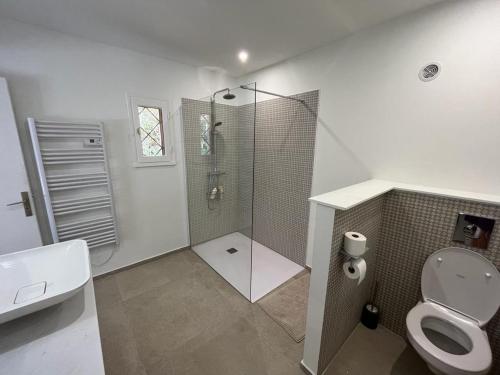 La salle de bains est pourvue d'une douche, de toilettes et d'un lavabo. dans l'établissement Grande propriété avec Piscine et Terrain de tennis privés, aux Lecques