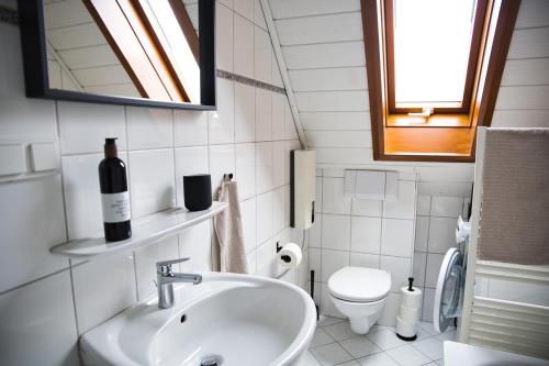 Koupelna v ubytování DG-Wohnung mit sonnigem Balkon