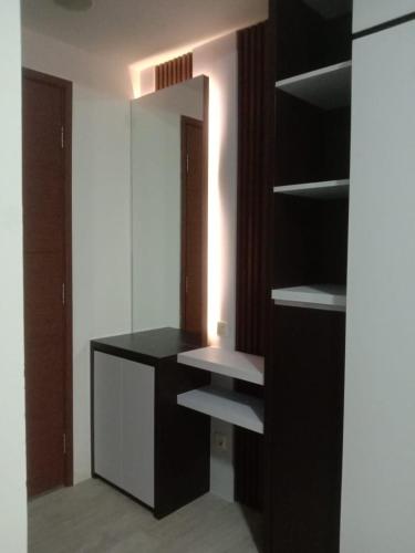 armadio con bancone nero e specchio di Sudirman suites a Bandung