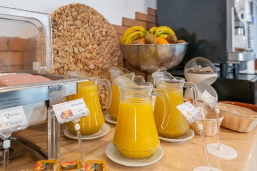 een aantal potten sinaasappelsap op een aanrecht bij Apartahotel Playamaro by Dorobe in Maro