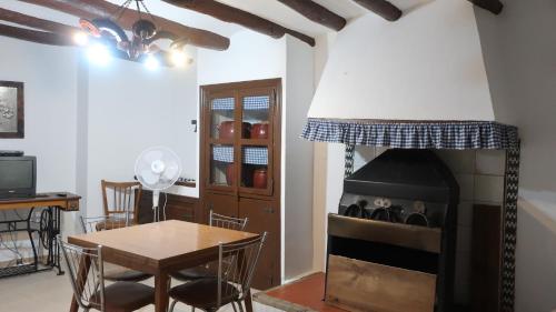 sala de estar con mesa y chimenea en Casa Rural Nueva Araceli, en Oliete