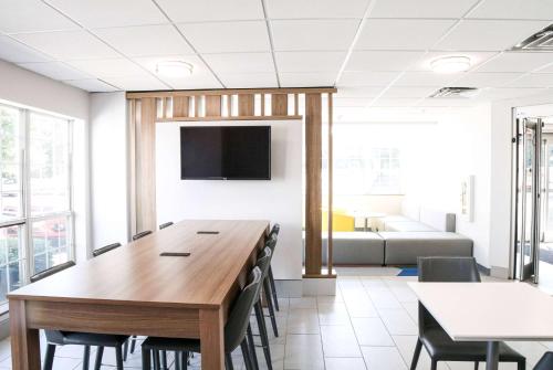 Microtel Inn & Suites by Wyndham Charlotte/Northlake Image