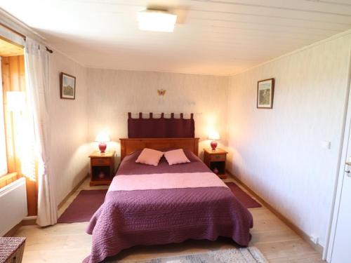 um quarto com uma cama e duas lâmpadas em duas mesas em Gîte Montboudif, 2 pièces, 4 personnes - FR-1-742-2 