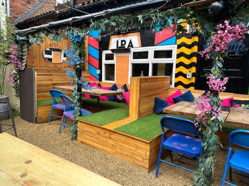 a patio with tables and chairs and a building at Watergate YARD in Sleaford