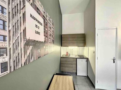 une cuisine avec un évier et un réfrigérateur dans l'établissement Cosy appart Lyon 6/métro foch-bossuet 1, à Lyon