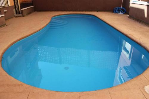 una gran piscina azul en un edificio en Lagunas Ruidera 2 Agua y Placer en Ruidera