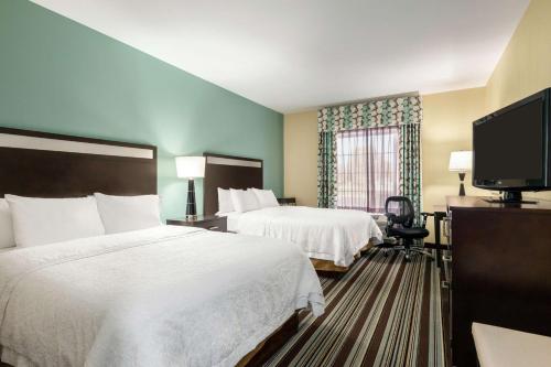 מיטה או מיטות בחדר ב-Hampton Inn Statesboro