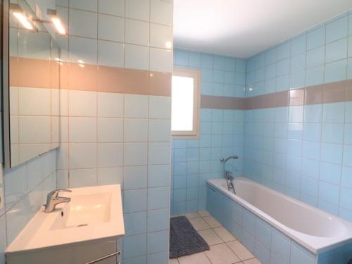 een badkamer met een wastafel en een bad bij Gîte Riom-ès-Montagnes, 4 pièces, 5 personnes - FR-1-742-195 in Riom-ès-Montagnes