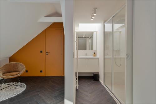 bagno con lavandino, doccia e specchio di Uma's Urban Lounge a Mechelen