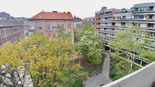 una vista aérea de una ciudad con edificios y árboles en Buda Downtown Apartment en Budapest