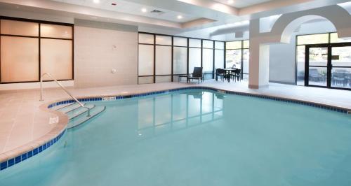 een groot zwembad in een hotelkamer met een groot zwembad bij Embassy Suites by Hilton Seattle North Lynnwood in Lynnwood