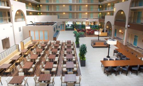 uitzicht op een hotellobby met tafels en stoelen bij Embassy Suites by Hilton Seattle North Lynnwood in Lynnwood