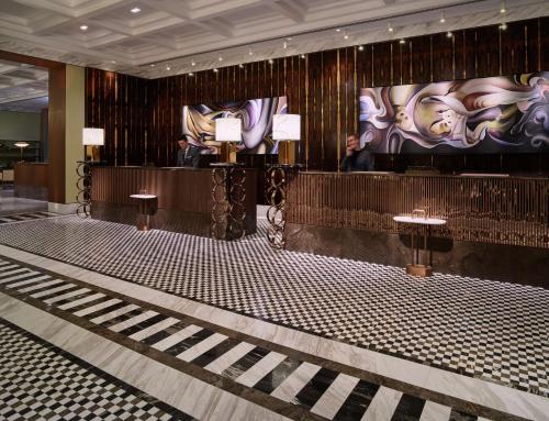 un vestíbulo con una pantalla grande en un edificio en Waldorf Astoria Dubai International Financial Centre, en Dubái